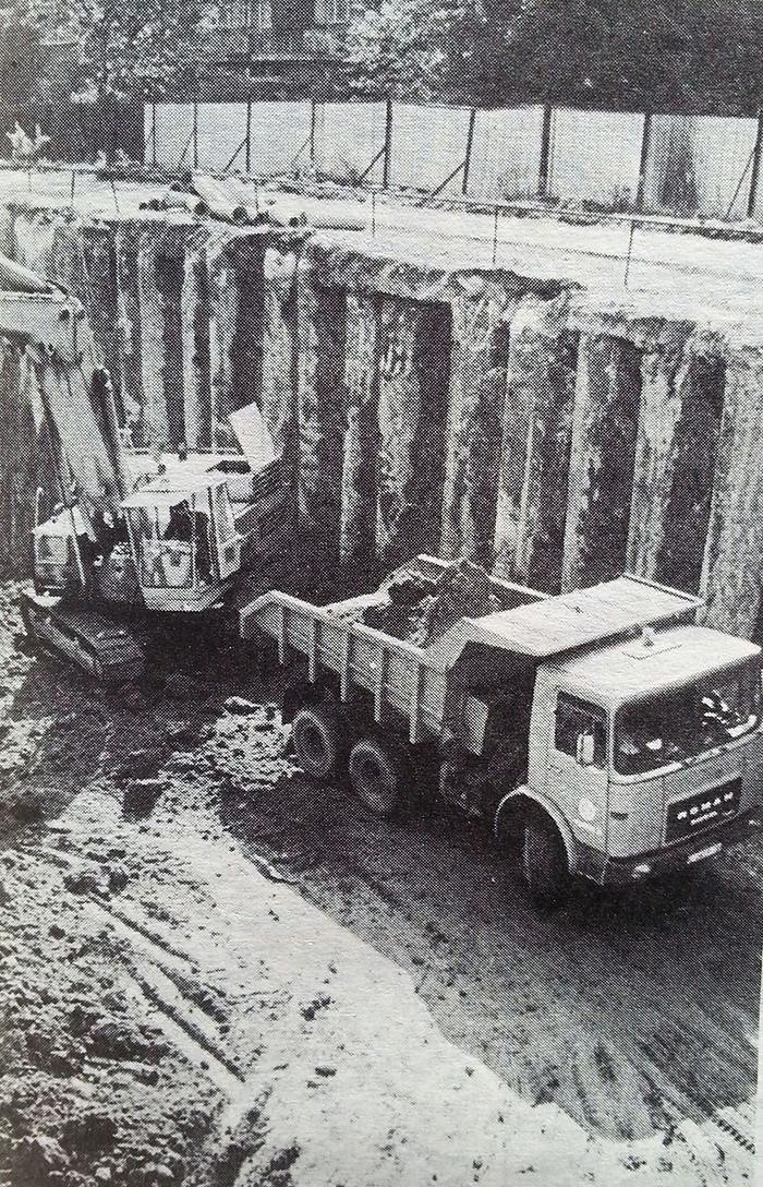 София — Албум «По линията на метрото» (1989); София — Метрополитен — Първи метродиаметър [1] — червена линия; София — Строителство на Първи метродиаметър — 1987-1998