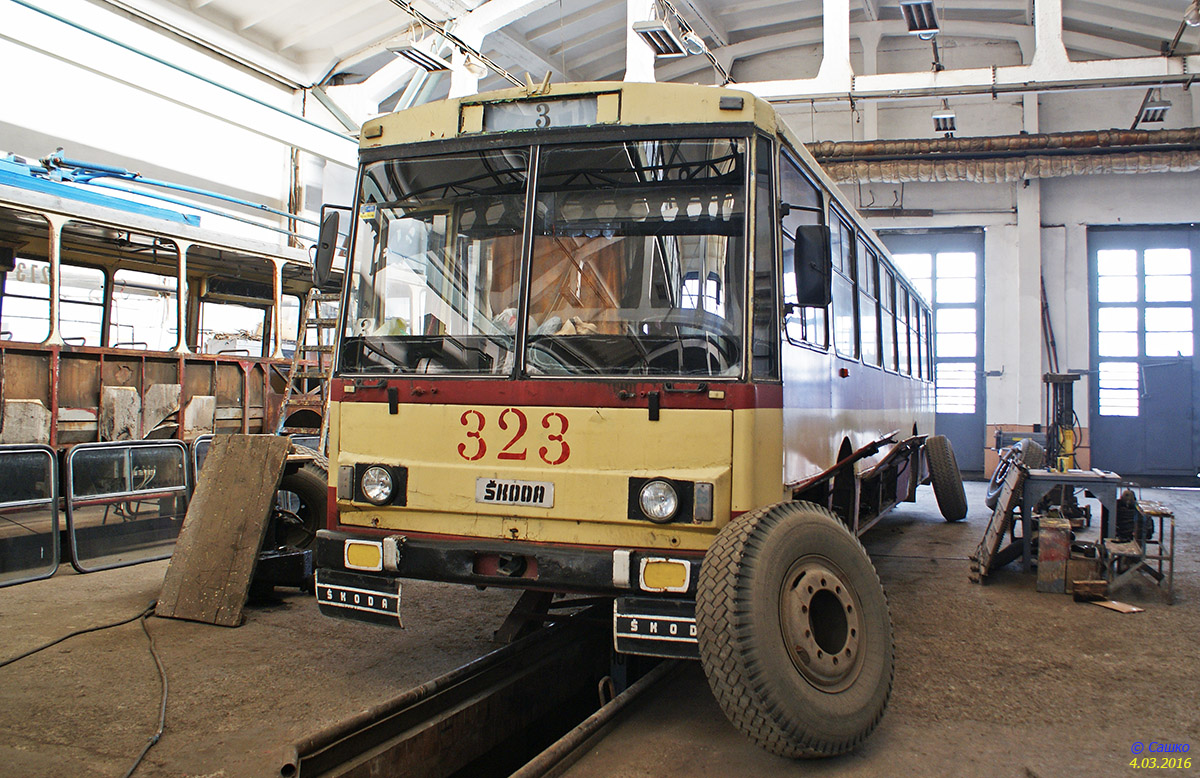 Черновцы, Škoda 14Tr89/6 № 323