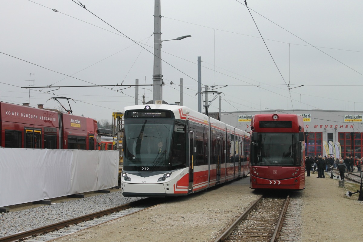 Гмунден – Форхдорф – Ламбах, Vossloh Tramlink V3 № 121; Гмунден – Форхдорф – Ламбах, Bombardier Flexity Outlook № 320; Гмунден – Форхдорф – Ламбах — Открытие движения вагонов Tramlink 12.03.2016