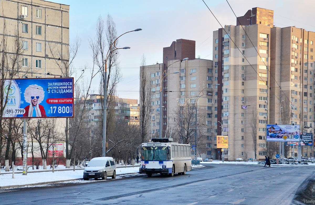 Киев, ЮМЗ Т2 № 4235 Киев, ЮМЗ Т2 № 4235