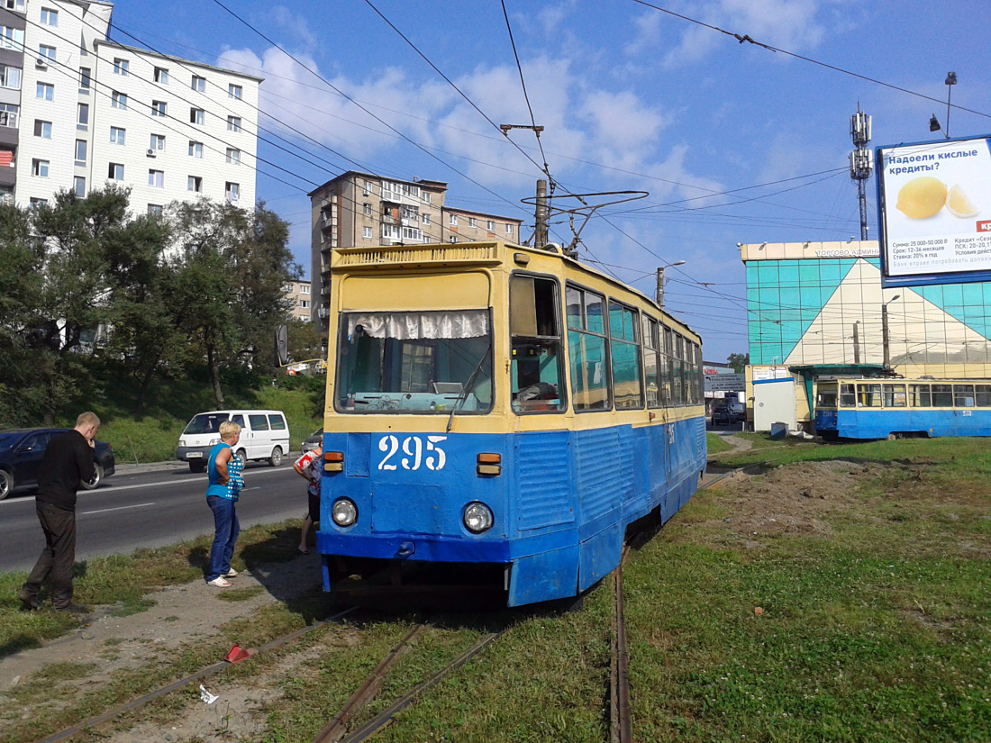 Владивосток, 71-605 (КТМ-5М3) № 295; Владивосток — Происшествия Владивосток, 71-605 (КТМ-5М3) № 295; Владивосток — Происшествия