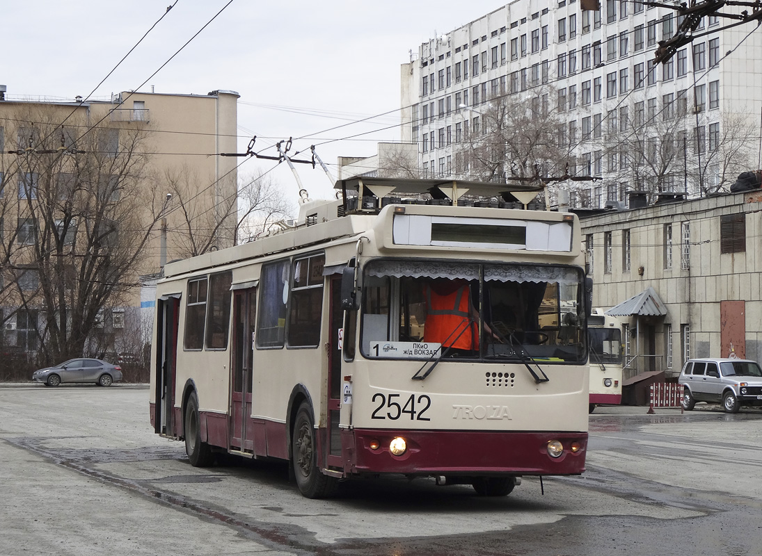 Челябинск, ЗиУ-682Г-016.02 № 2542