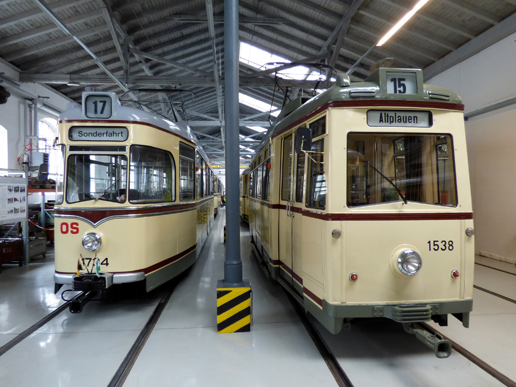 Dresden, Gotha TDE61 Br. 1734 (201 313); Dresden, LOWA ET54 Br. 1538 (201 308)