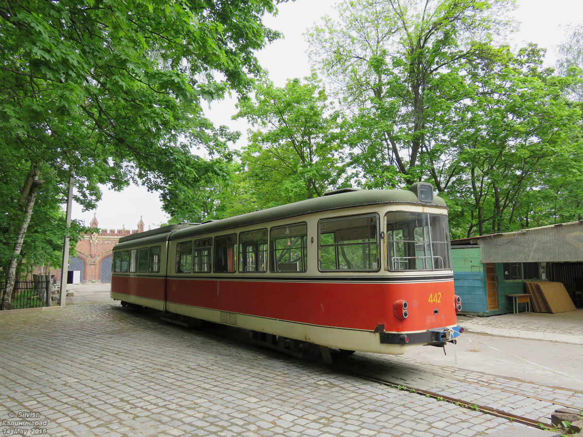 Kaliningrad, Duewag GT6 # 442; Kaliningrad — Friedland gate Museum Kaliningrad, Duewag GT6 # 442; Kaliningrad — Friedland gate Museum