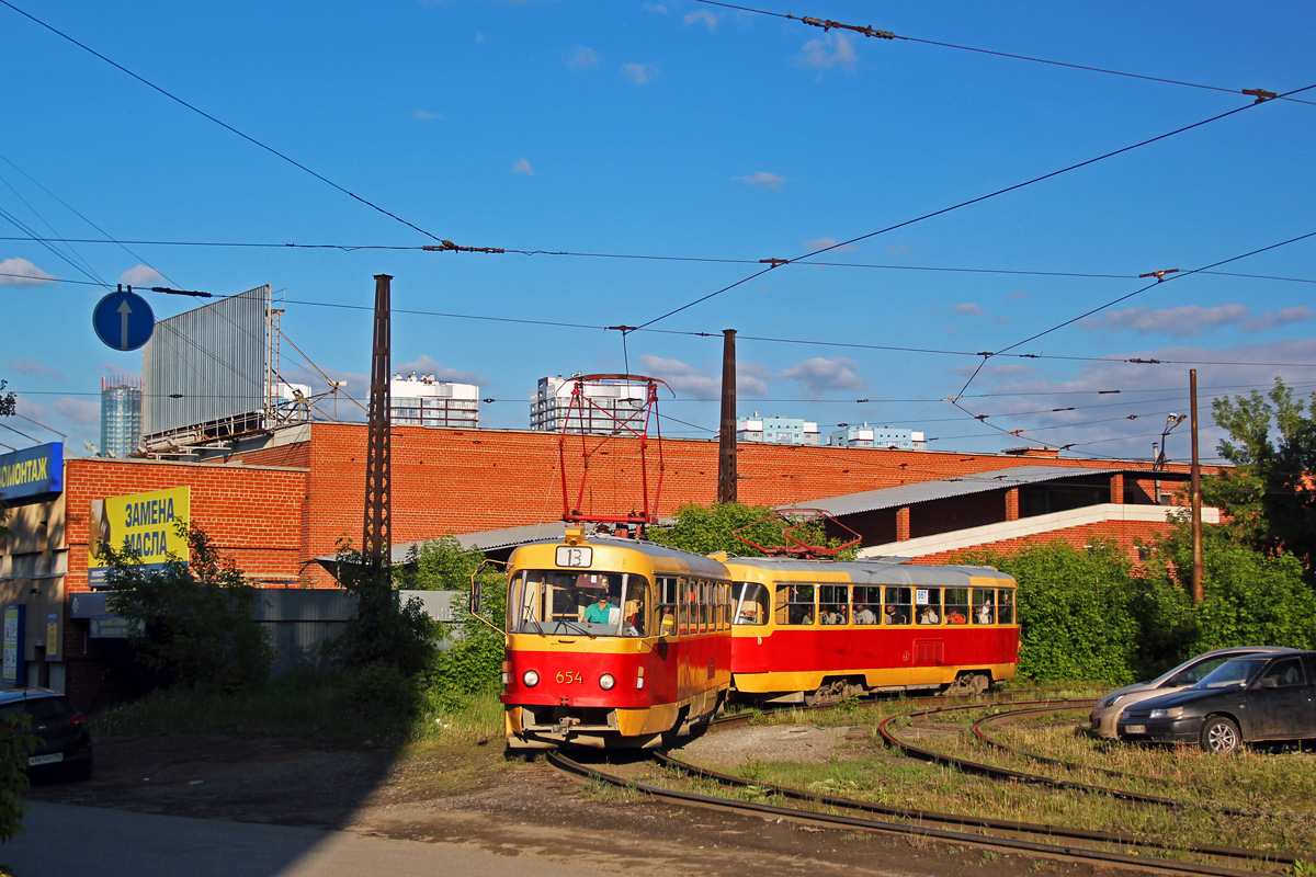 Jekaterinburgas, Tatra T3SU nr. 654; Jekaterinburgas, Tatra T3SU nr. 687