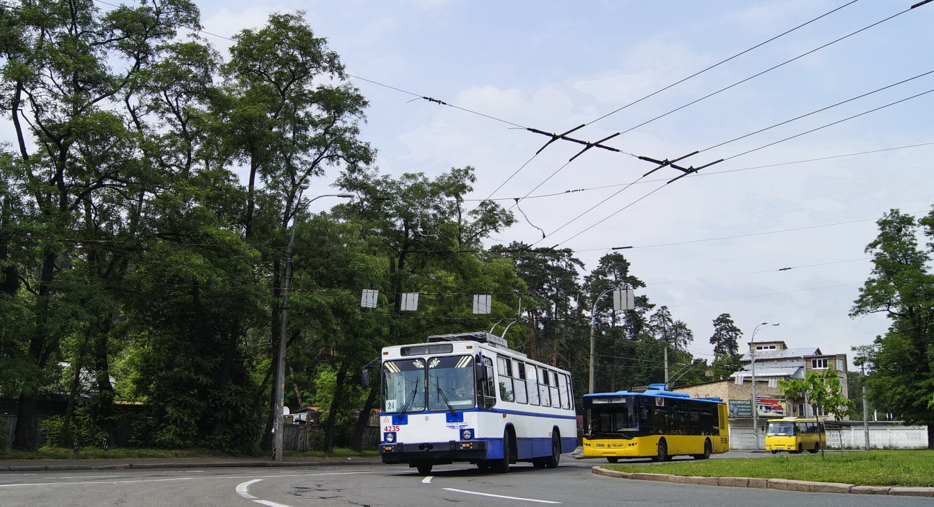 Киев, ЮМЗ Т2 № 4235; Киев, ЛАЗ E183D1 № 2908 Киев, ЮМЗ Т2 № 4235; Киев, ЛАЗ E183D1 № 2908