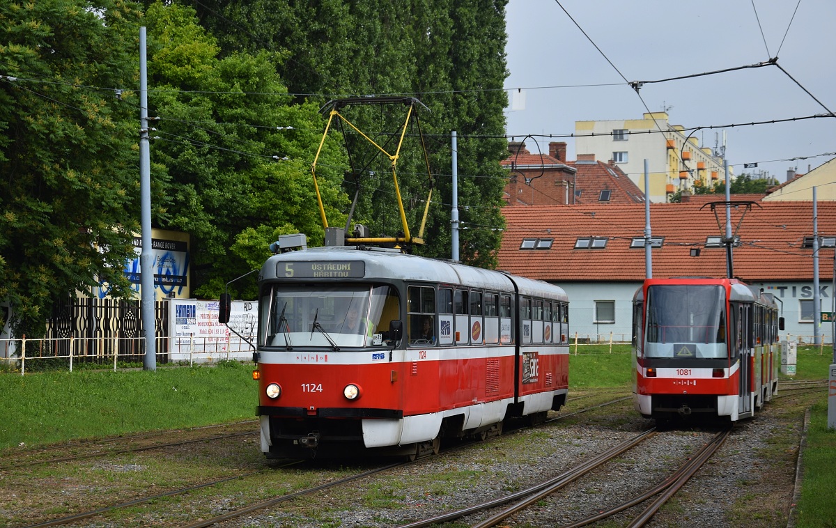 Брно, Tatra K2YU № 1124; Брно, Tatra K2R.03 № 1081