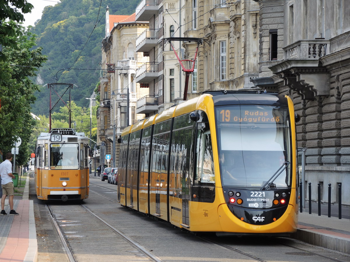 Будапешт, Ganz CSMG2 № 1307; Будапешт, CAF Urbos 3 № 2221