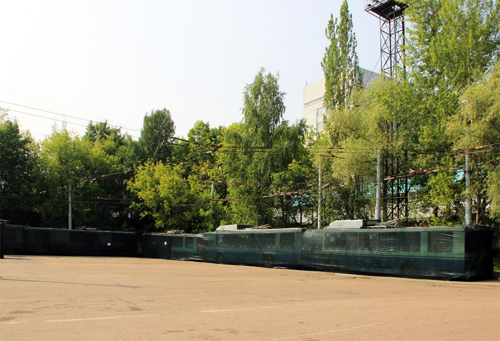 Moscou, ZiU-682GM1 (with double first door) N°. 8372; Moscou, MTrZ-6223-0000010 N°. 8006