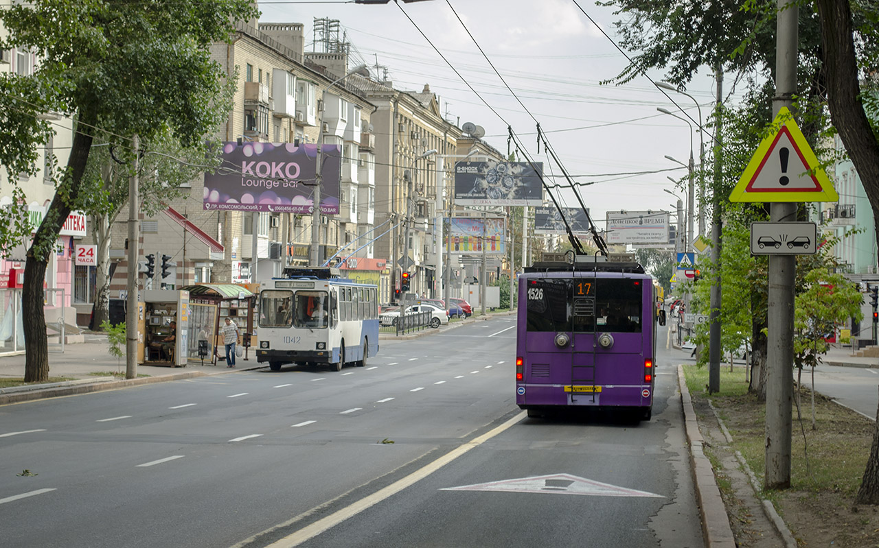 Донецк, ЮМЗ Т2 № 1042; Донецк, ЛАЗ E301A1 № 1526