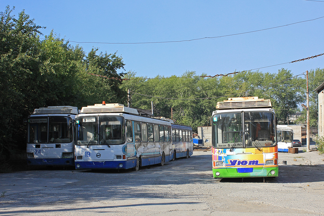 Каменск-Уральский, ЛиАЗ-5280 (ВЗТМ) № 24; Каменск-Уральский, ЛиАЗ-5280 (ВЗТМ) № 19; Каменск-Уральский, ЛиАЗ-5280 (ВЗТМ) № 27 Каменск-Уральский, ЛиАЗ-5280 (ВЗТМ) № 24; Каменск-Уральский, ЛиАЗ-5280 (ВЗТМ) № 19; Каменск-Уральский, ЛиАЗ-5280 (ВЗТМ) № 27