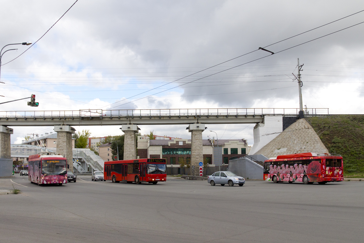 Kazan, Trolza-5265.00 “Megapolis” N°. 2318; Kazan, Trolza-5265.00 “Megapolis” N°. 2313