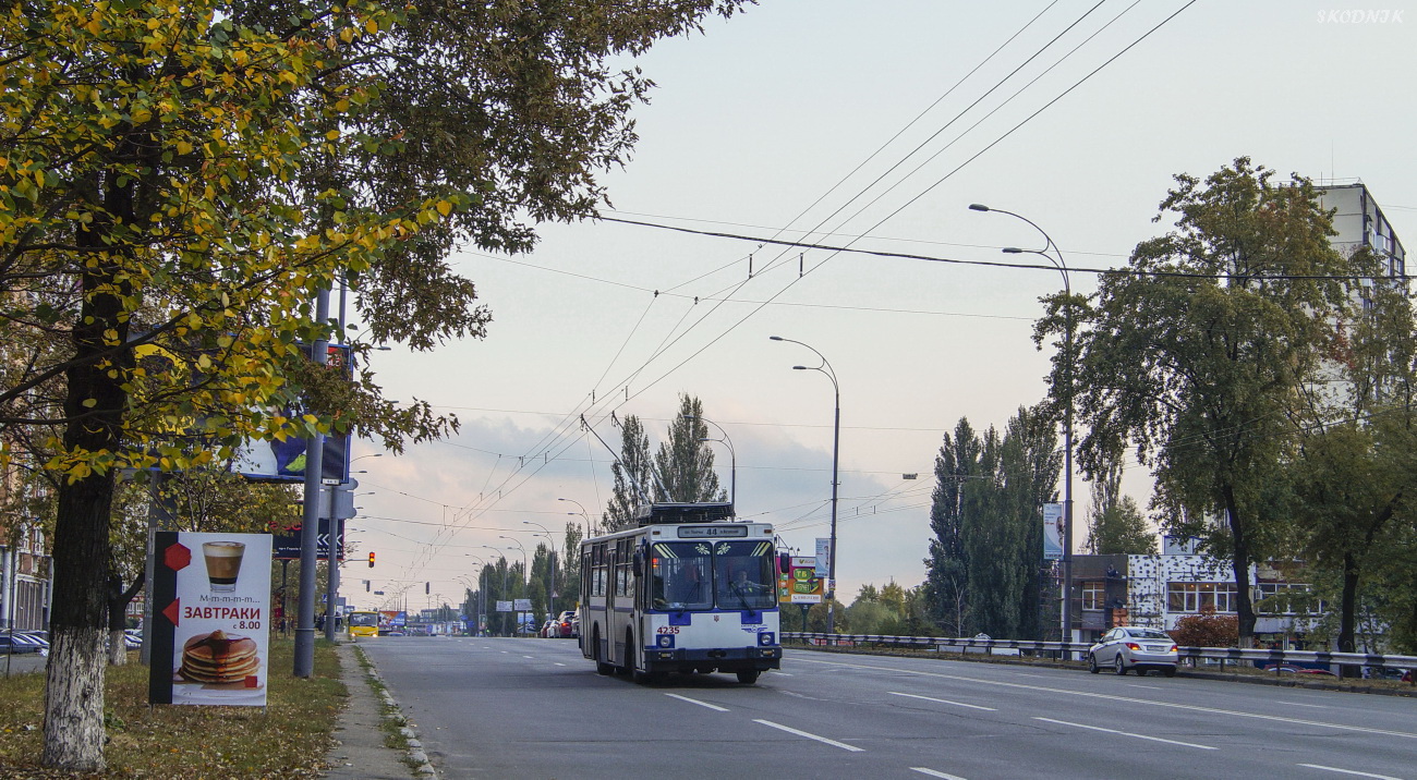 Киев, ЮМЗ Т2 № 4235 Киев, ЮМЗ Т2 № 4235