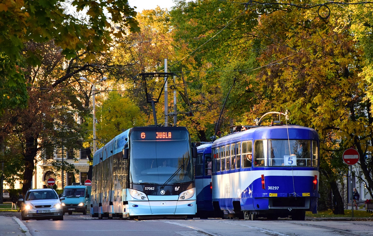 Рига, Škoda 15T ForCity Alfa Riga № 57082; Рига, Tatra T3A № 30297