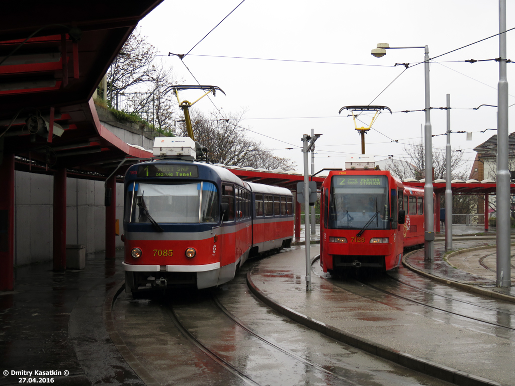 Bratislava, Tatra K2G № 7085; Bratislava, Tatra K2S № 7128