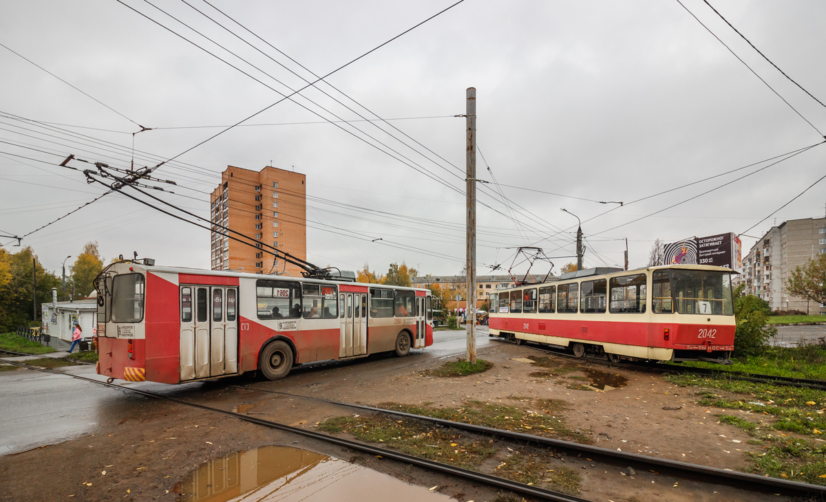 Ижевск, ЗиУ-682В [В00] № 2061; Ижевск, Tatra T6B5-RA № 2042