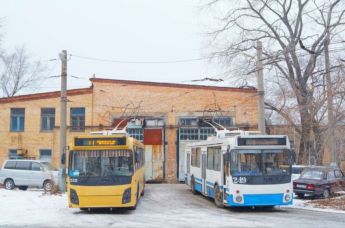 Vladivostok, ZiU-682G-016.02 № 249; Vladivostok, ZiU-682G-016.02 № 252