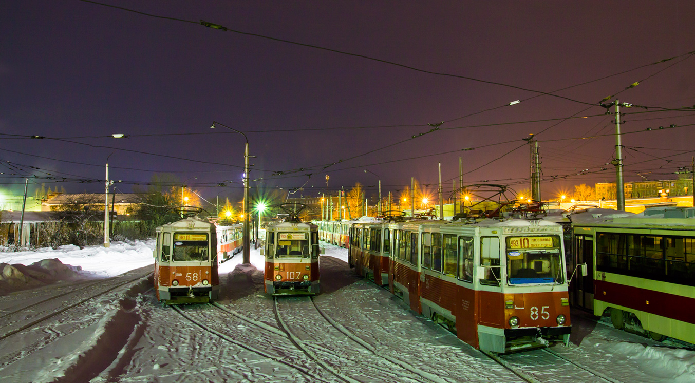 Nizhniy Tagil, 71-605 (KTM-5M3) č. 58; Nizhniy Tagil, 71-605A č. 107; Nizhniy Tagil, 71-605 (KTM-5M3) č. 85