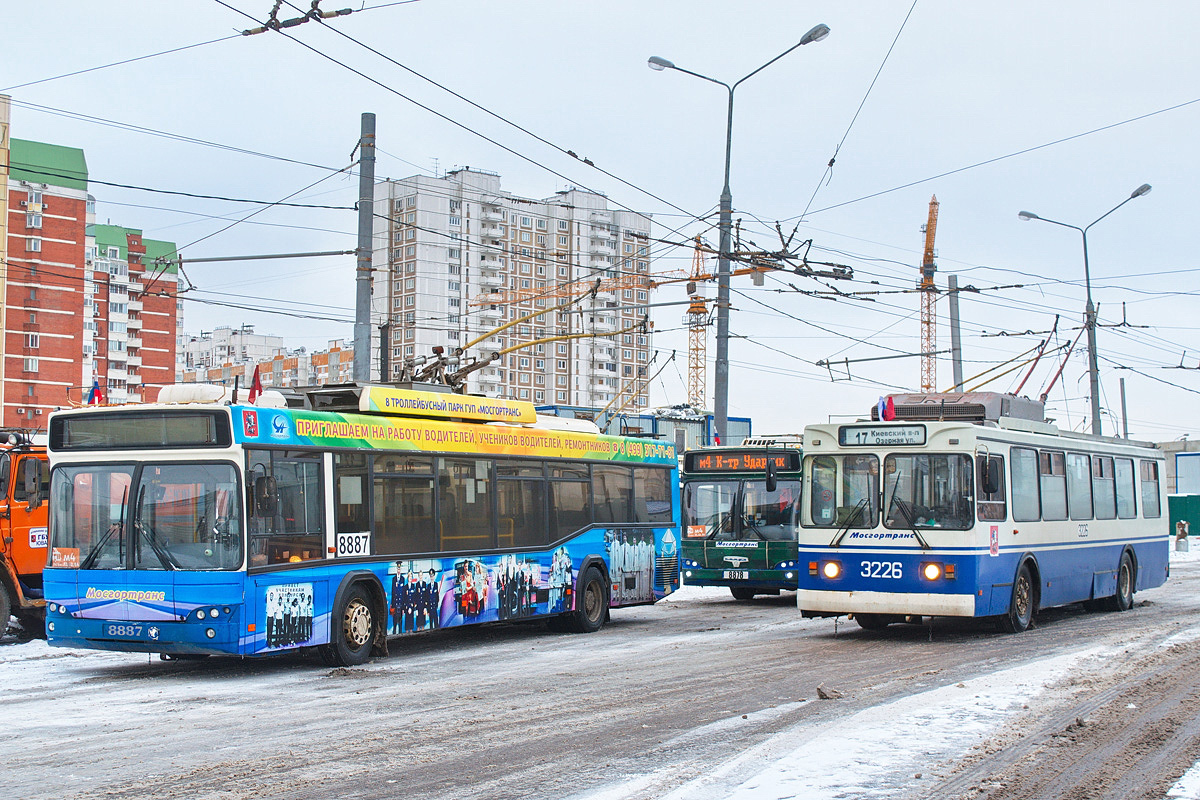 Москва, СВАРЗ-МАЗ-6235.00 № 8887; Москва, ЗиУ-682ГМ1 (с широкой передней дверью) № 3226