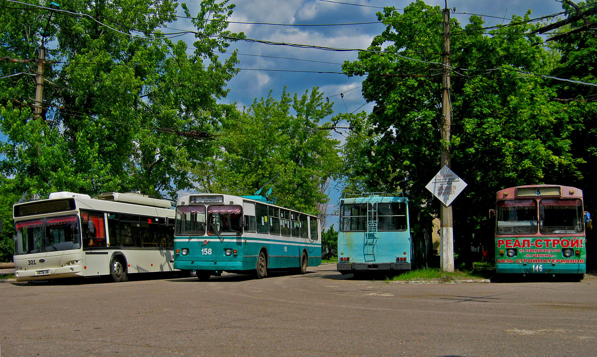 Бахмут, ЮМЗ Т2 № 210; Бахмут, Дніпро Т103 № 301; Бахмут, ЗиУ-682В-012 [В0А] № 158; Бахмут, ЗиУ-682В № 146