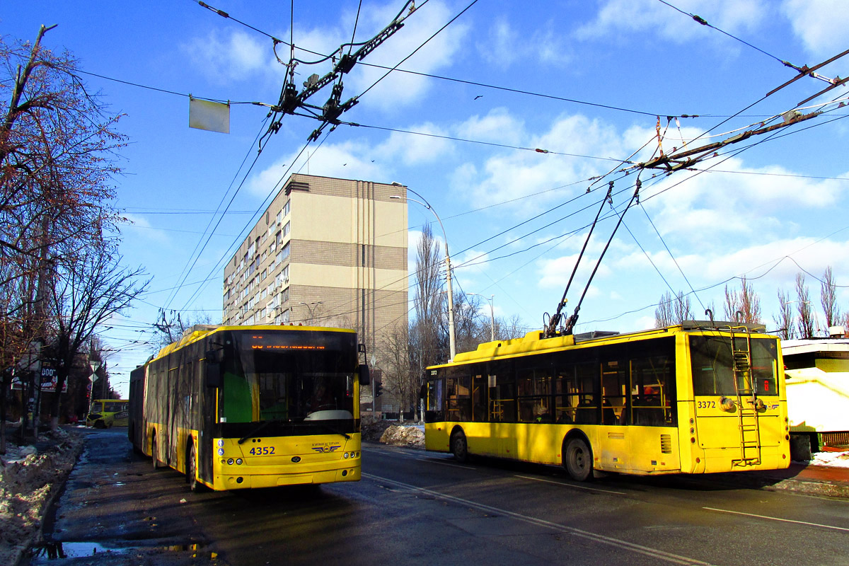 Киев, Богдан Т90110 № 4352; Киев, Богдан Т70110 № 3372; Киев — Троллейбусные линии: Соломенка, Отрадный