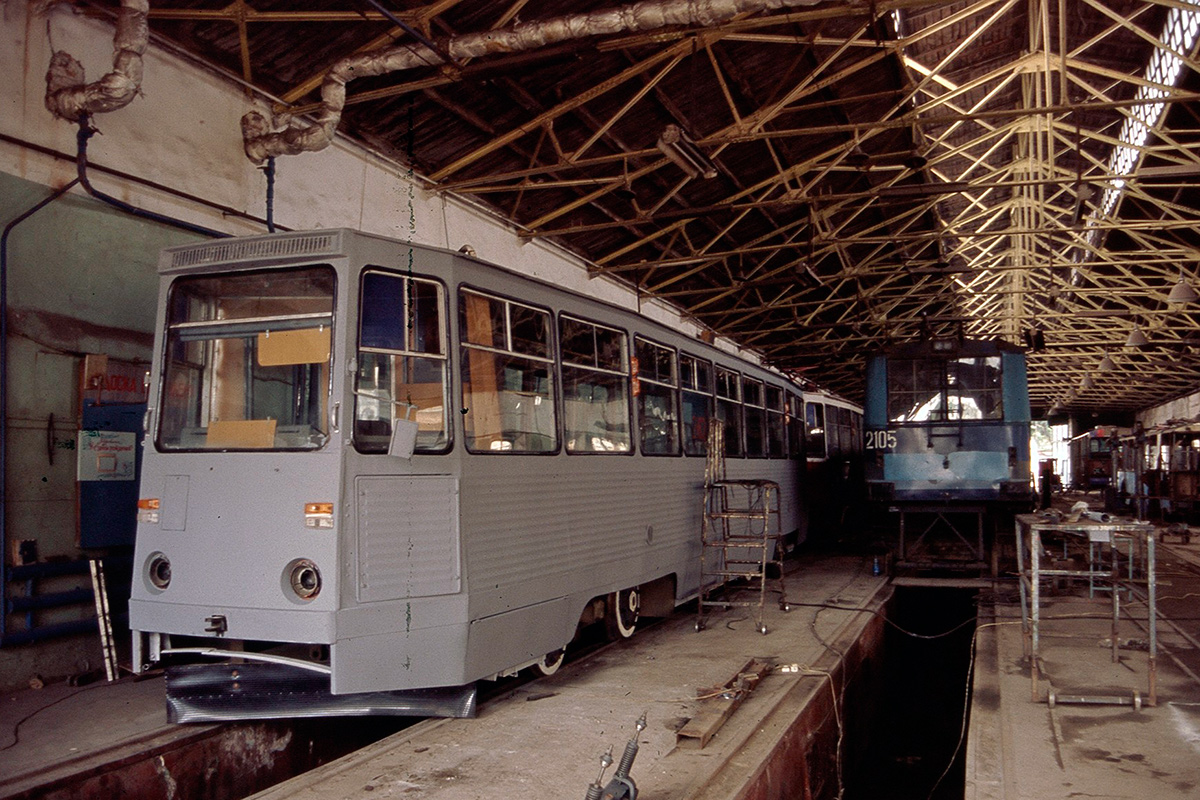 Dnipro, 71-605 (KTM-5M3) č. 2156; Dnipro, ZiU-682G [G00] č. 2105