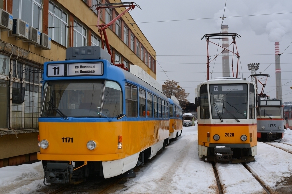 София, Tatra T4DC № 1171; София, Tatra T6A2B № 2028