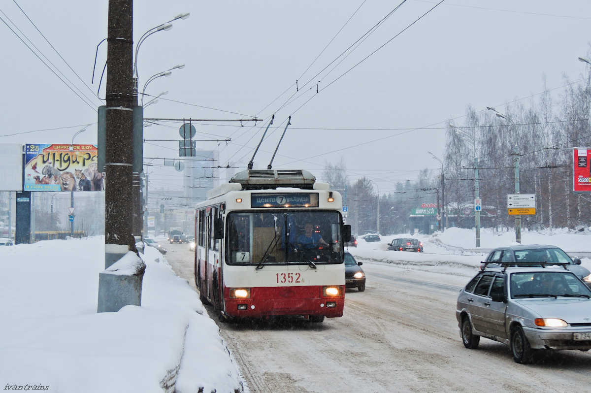 Ижевск, БТЗ-52761А № 1352