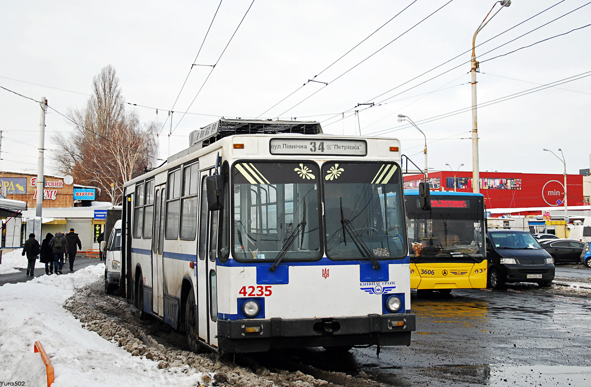 Киев, ЮМЗ Т2 № 4235 Киев, ЮМЗ Т2 № 4235