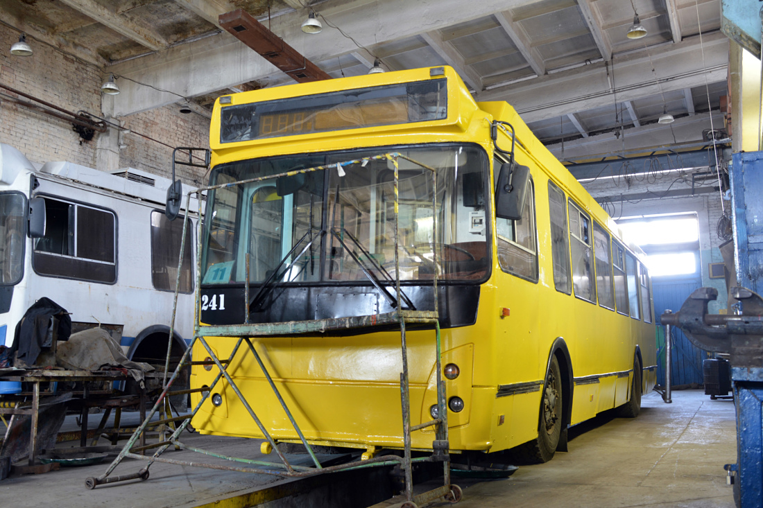 Владивосток, ЗиУ-682Г-016.02 № 241