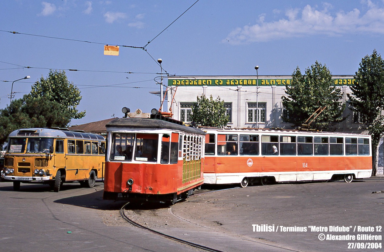 Tbilisi, KTM-2 č. 100; Tbilisi, 71-605 (KTM-5M3) č. 164