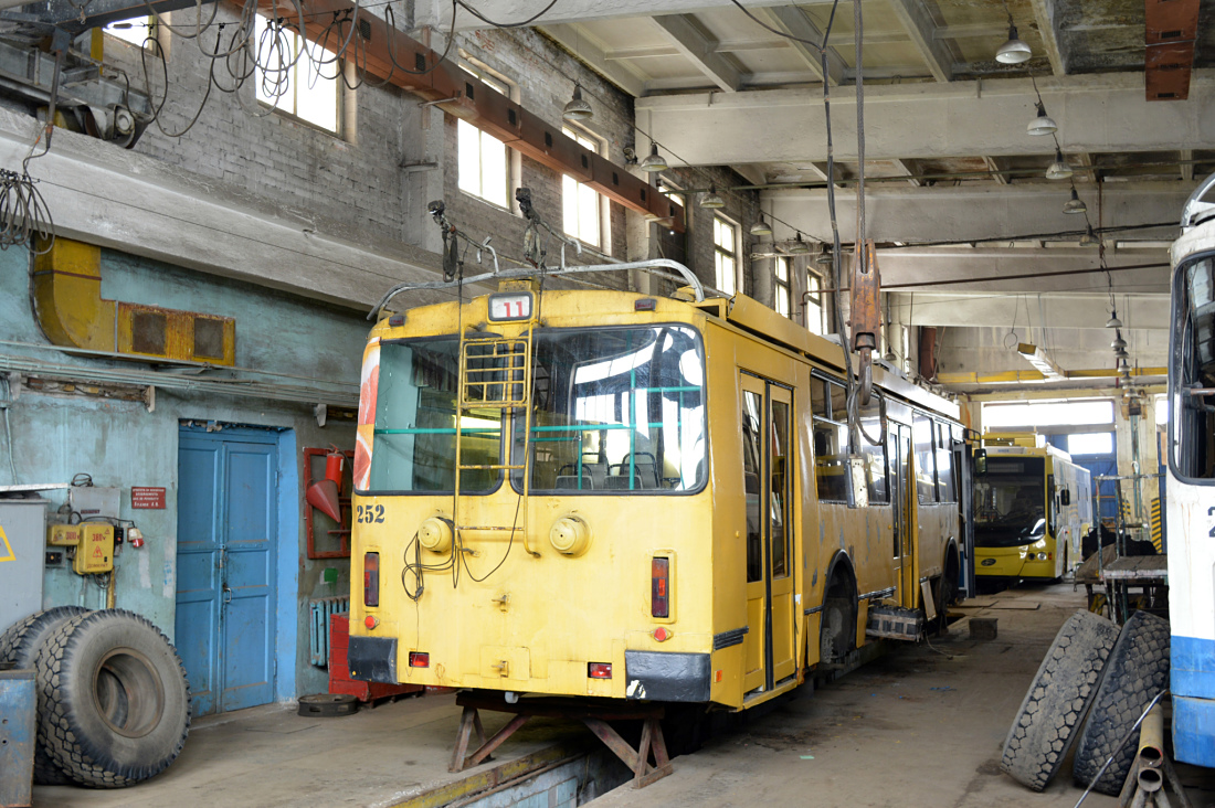 Владивосток, ЗиУ-682Г-016.02 № 252; Владивосток — Разные фотографии