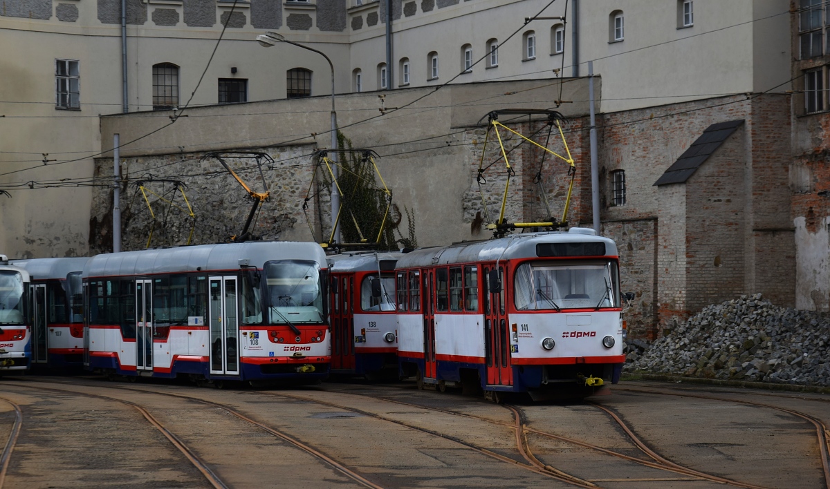 Olomouc, Vario LF+/O Br. 108; Olomouc, Tatra T3 Br. 141 Olomouc, Vario LF+/O Br. 108; Olomouc, Tatra T3 Br. 141