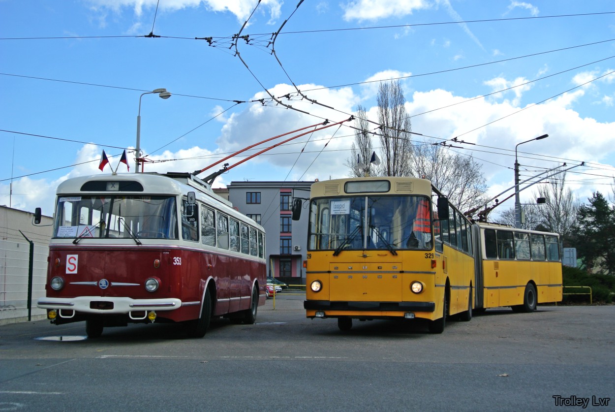 Пардубице, Škoda Sanos S 200 Tr № 329; Пардубице, Škoda 9TrHT26 № 353 Пардубице, Škoda Sanos S 200 Tr № 329; Пардубице, Škoda 9TrHT26 № 353