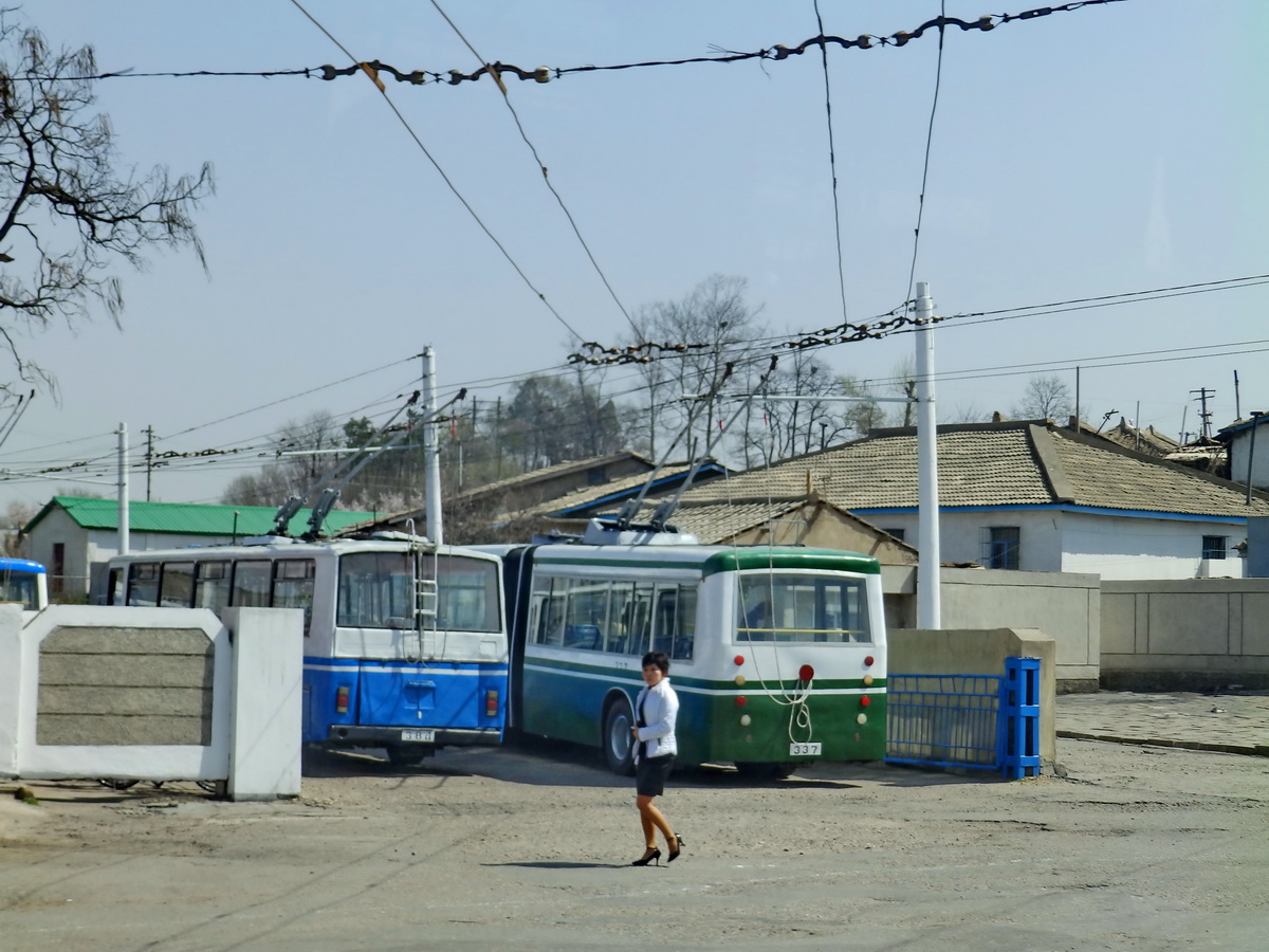 Пхеньян, Chollima 973 (Karosa C734) № 384; Пхеньян, Chollima 091 № 337; Пхеньян — Конечные станции и разворотные кольца; Пхеньян — Троллейбусные парки