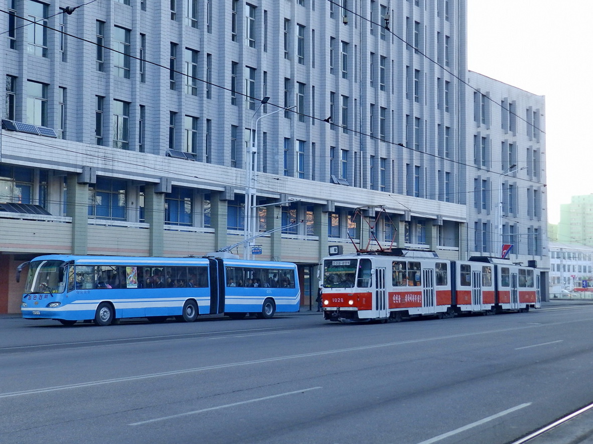 Пхеньян, Tatra KT8D5K № 1028; Пхеньян, Chollima 091 № 406 Пхеньян, Tatra KT8D5K № 1028; Пхеньян, Chollima 091 № 406