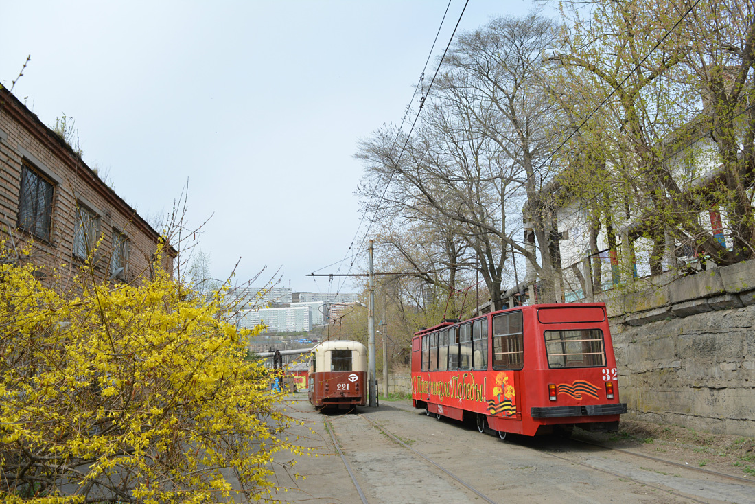 Владивосток, 71-132 (ЛМ-93) № 320; Владивосток — Тематические трамваи