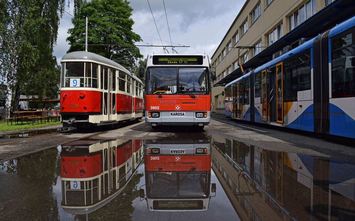 Острава, Tatra T1 № 528; Острава, Škoda 17Tr № 3902