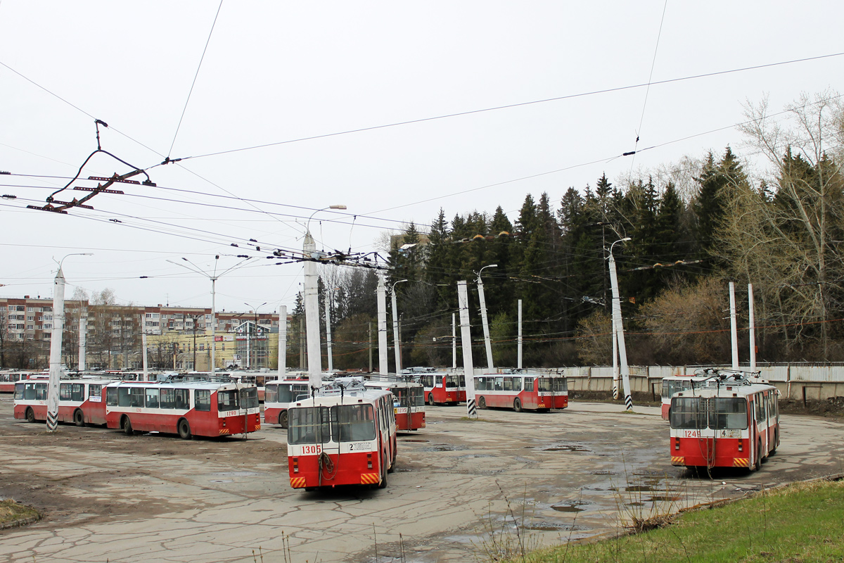 Ижевск, ЗиУ-682Г [Г00] № 1305; Ижевск, ЗиУ-682Г [Г00] № 1249; Ижевск — Троллейбусный парк № 1