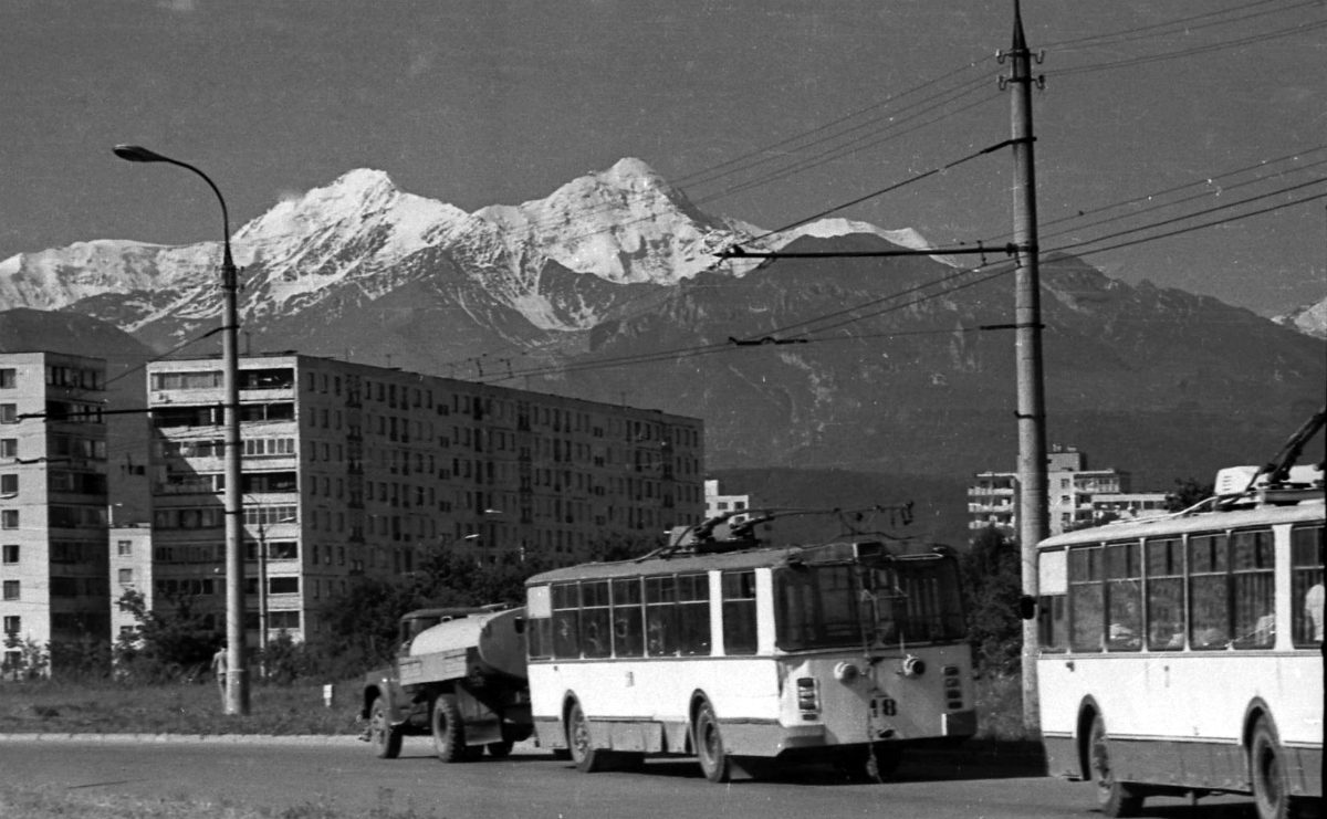Władykaukaz, ZiU-682V Nr 18; Władykaukaz — Old photos and post-cards — 2