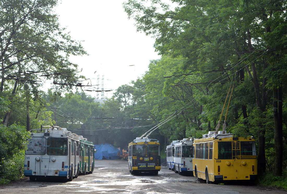 Wladiwostok, ZiU-682G-016.02 Nr. 241; Wladiwostok, ZiU-682G-016.02 Nr. 247; Wladiwostok, ZiU-682G-016.02 Nr. 252; Wladiwostok — Miscellaneous photos