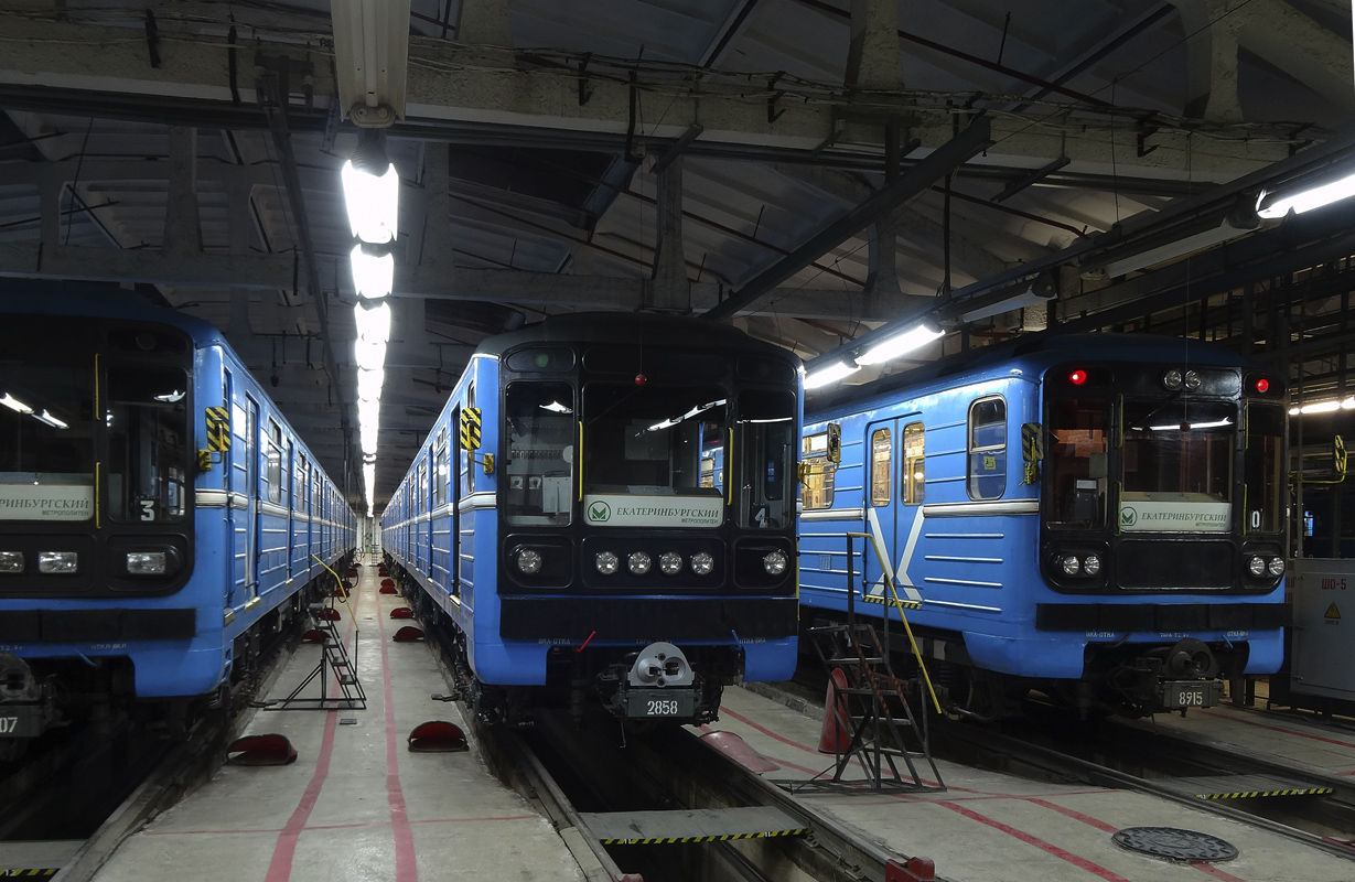 Екатеринбург, 81-717.5М (ОЭВРЗ) № 2858; Екатеринбург, 81-717.5 (ЛВЗ/ВМ) № 8915