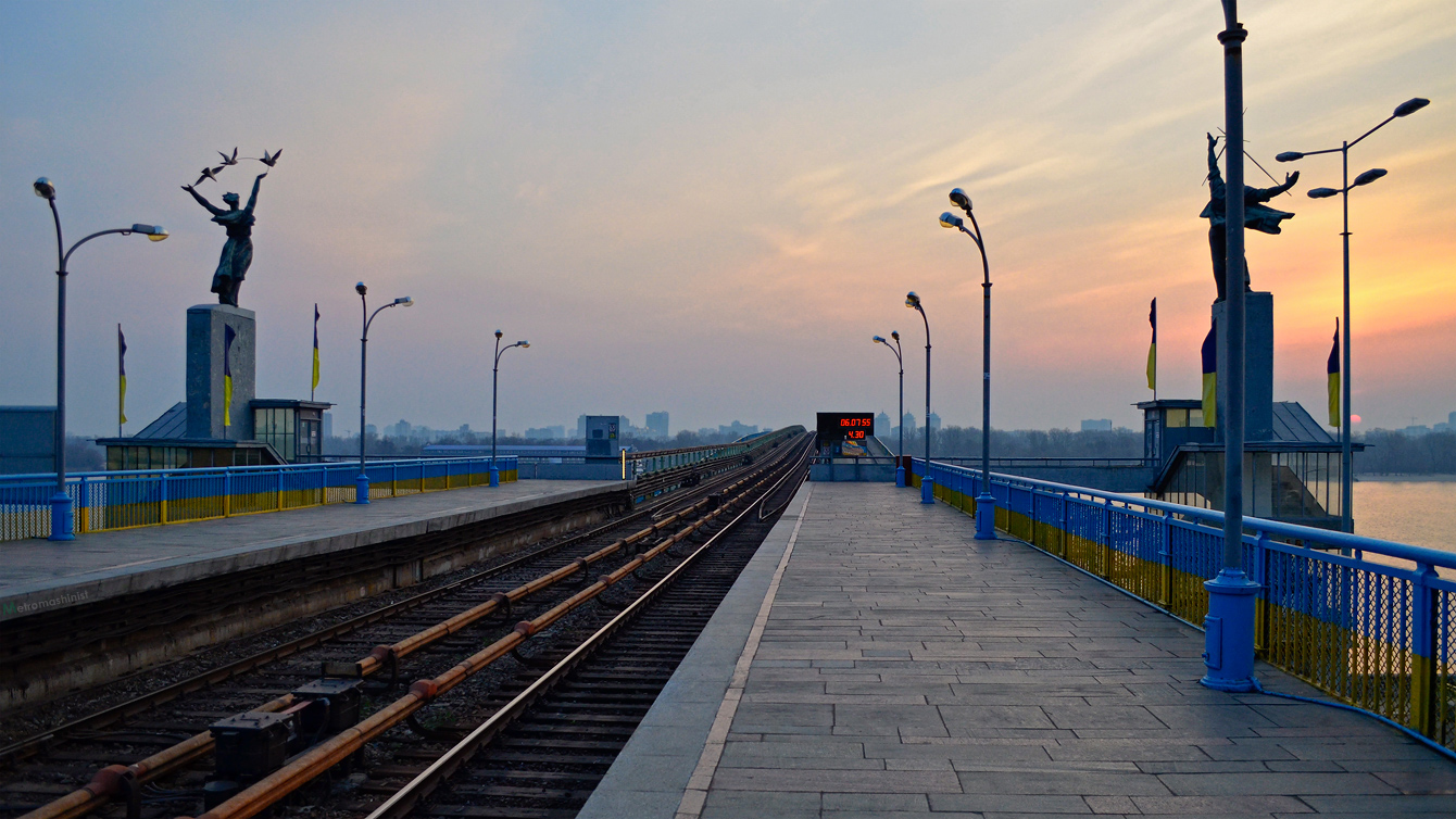 Kijev — Metro — Line M1 (red)