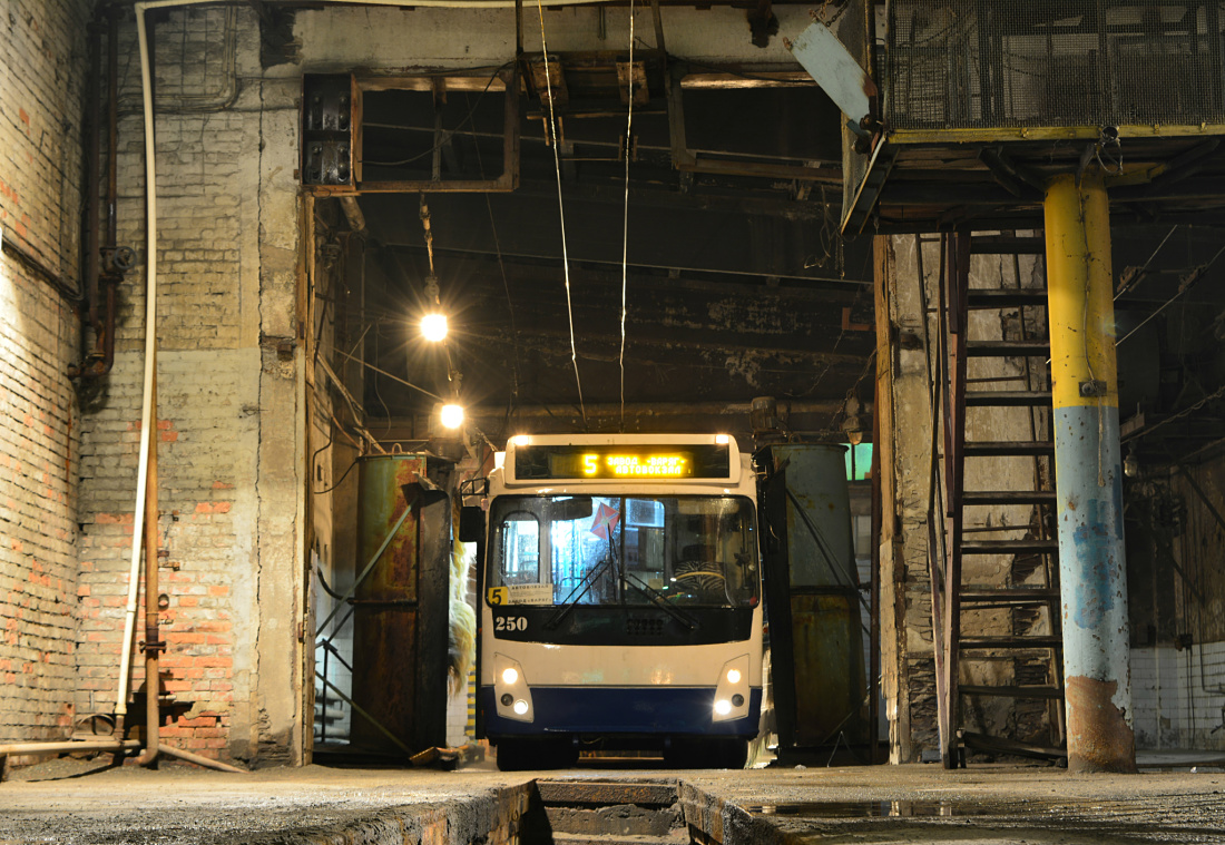 Владивосток, ЗиУ-682Г-016.02 № 250