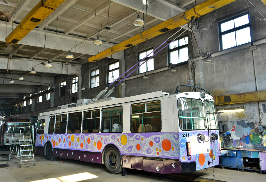 Владивосток, ЗиУ-682Г-016.02 № 241