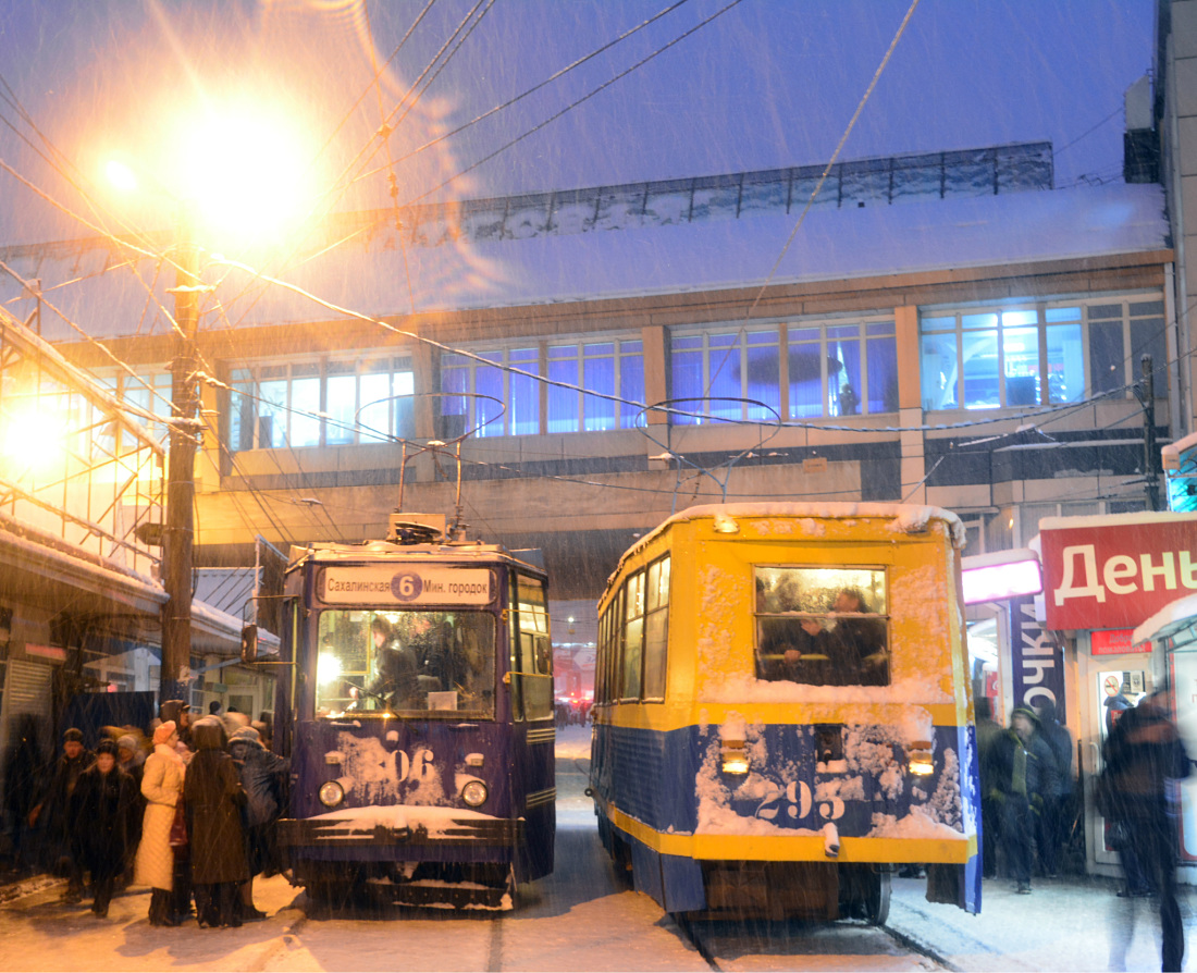 Владивосток, 71-605 (КТМ-5М3) № 295; Владивосток, 71-132 (ЛМ-93) № 306; Владивосток — Снегопады