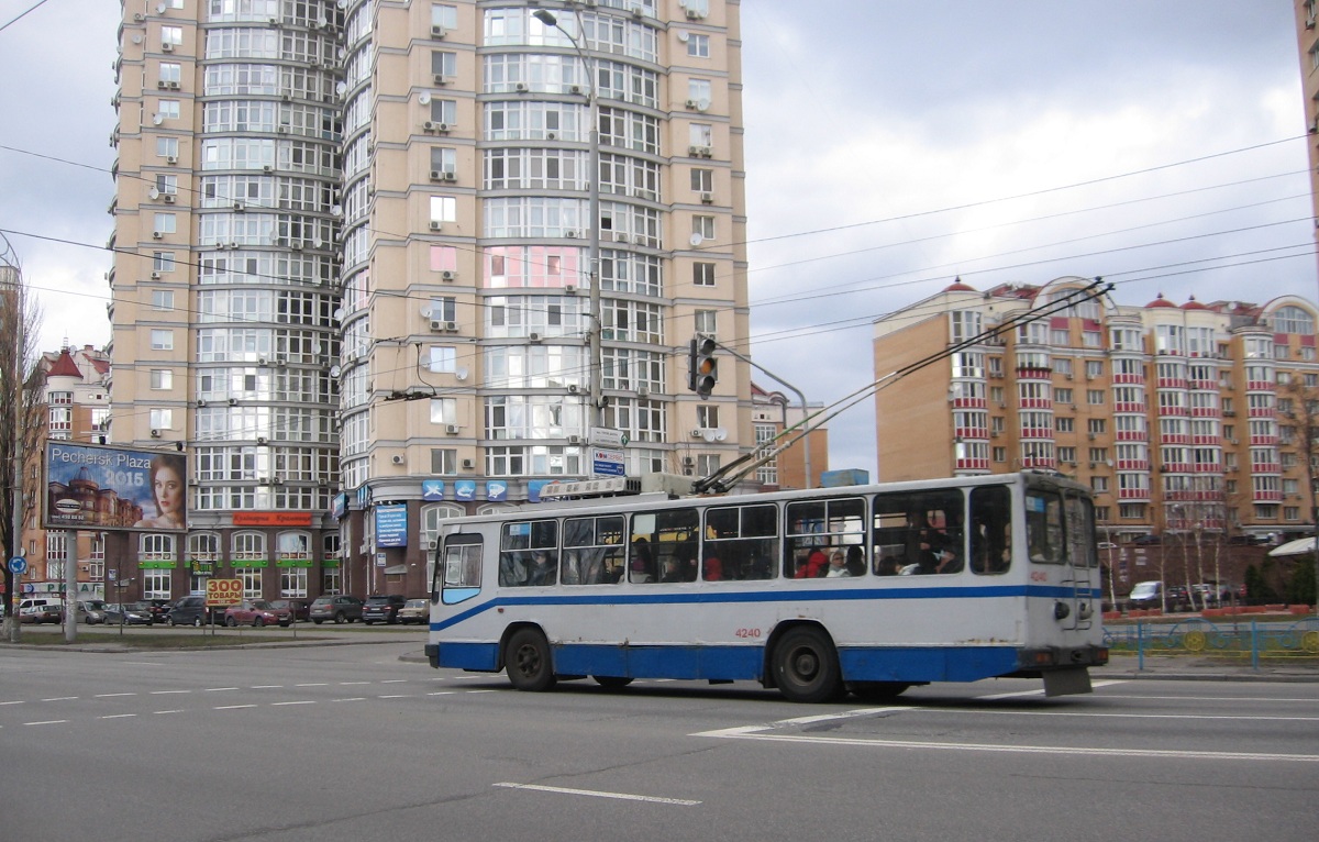 Киев, ЮМЗ Т2 № 4240