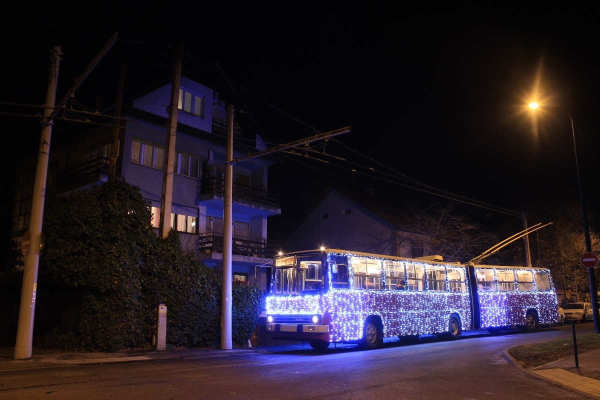 Budapest, Ikarus 280.91 — 156; Budapest — Karácsonyi járművek