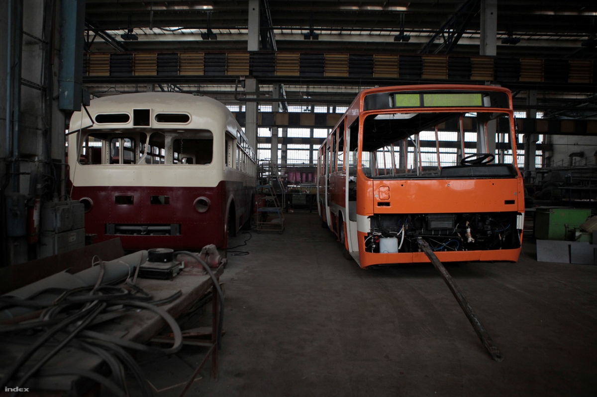 Будапешт, МТБ-82Д № б/н; Будапешт, Ikarus 263GT № P-04099