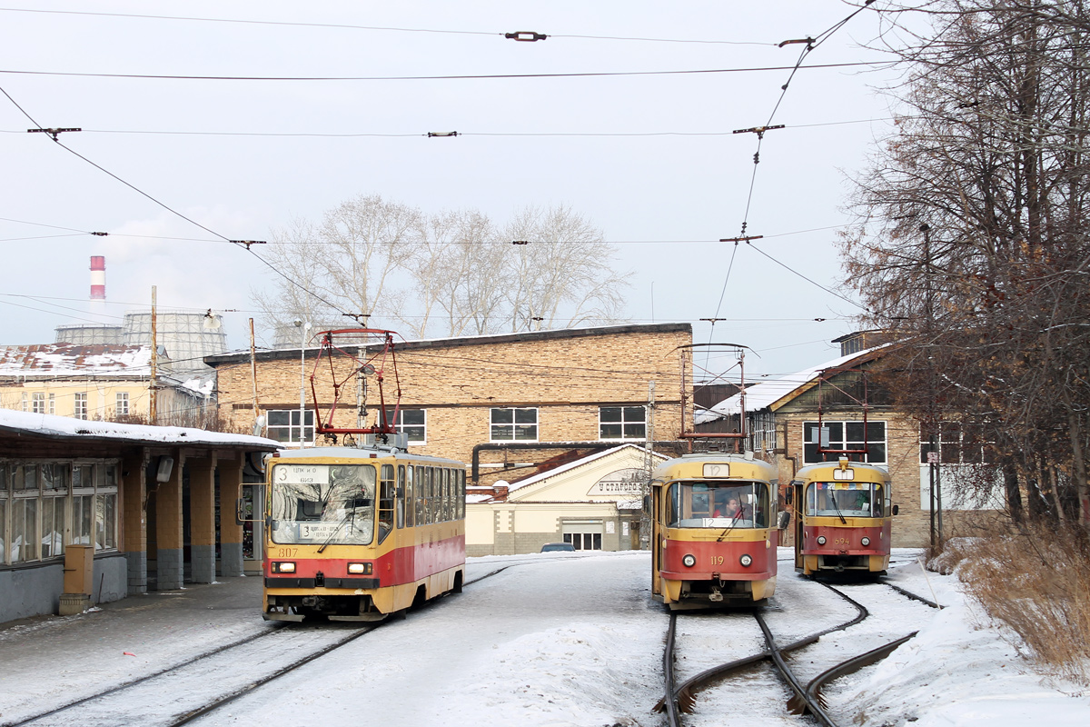 Yekaterinburg, 71-402 # 807; Yekaterinburg, Tatra T3SU (2-door) # 119; Yekaterinburg, Tatra T3SU # 694 Yekaterinburg, 71-402 # 807; Yekaterinburg, Tatra T3SU (2-door) # 119; Yekaterinburg, Tatra T3SU # 694